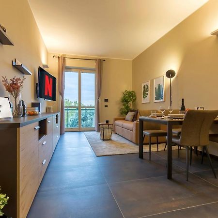 Modern & Bright 2 Bedroom Flat 50M From M4 Stop Milano Esterno foto