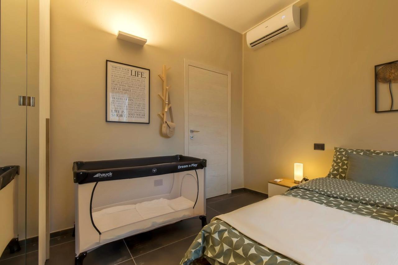 Modern & Bright 2 Bedroom Flat 50M From M4 Stop Milano Esterno foto