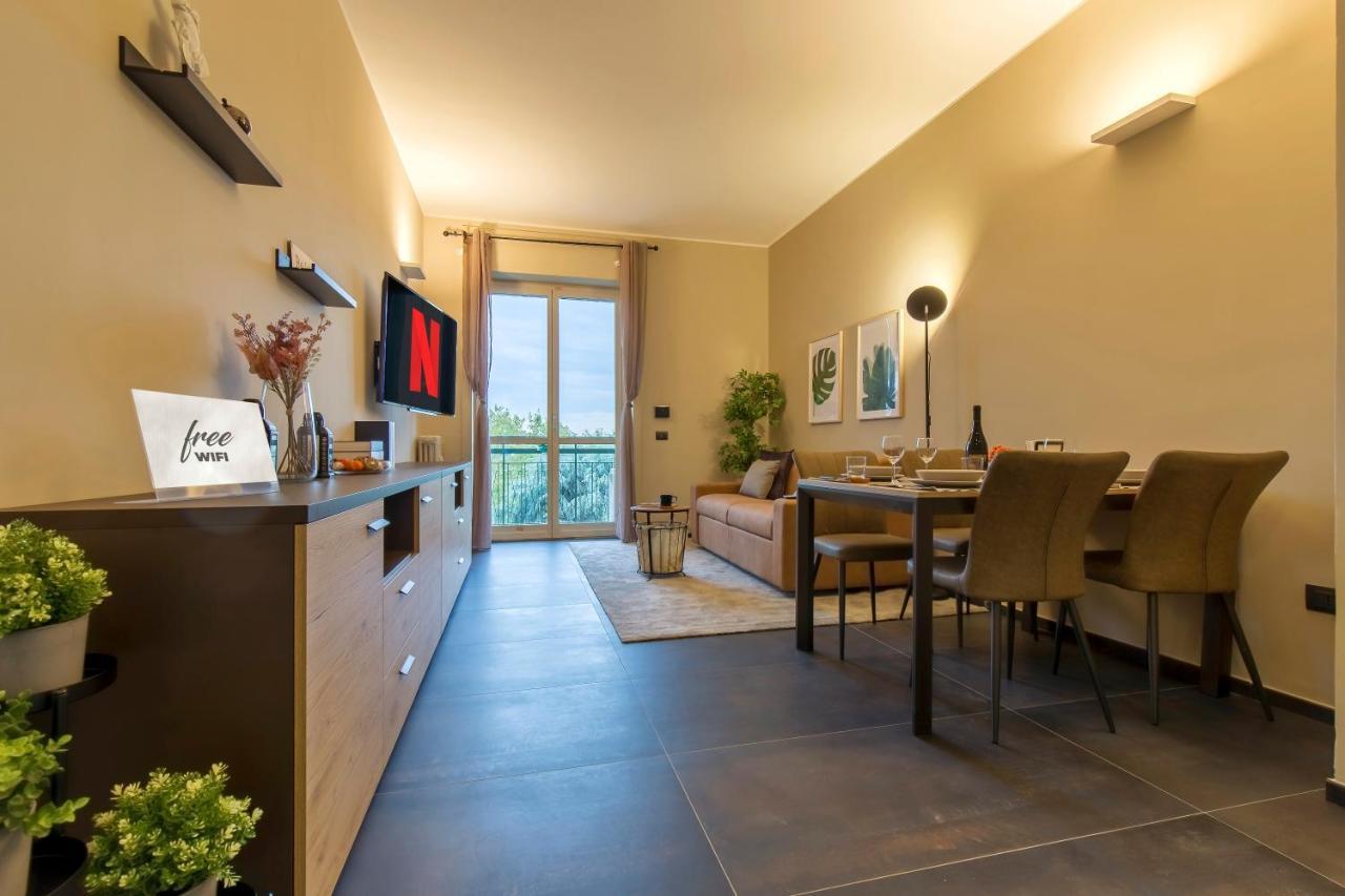 Modern & Bright 2 Bedroom Flat 50M From M4 Stop Milano Esterno foto