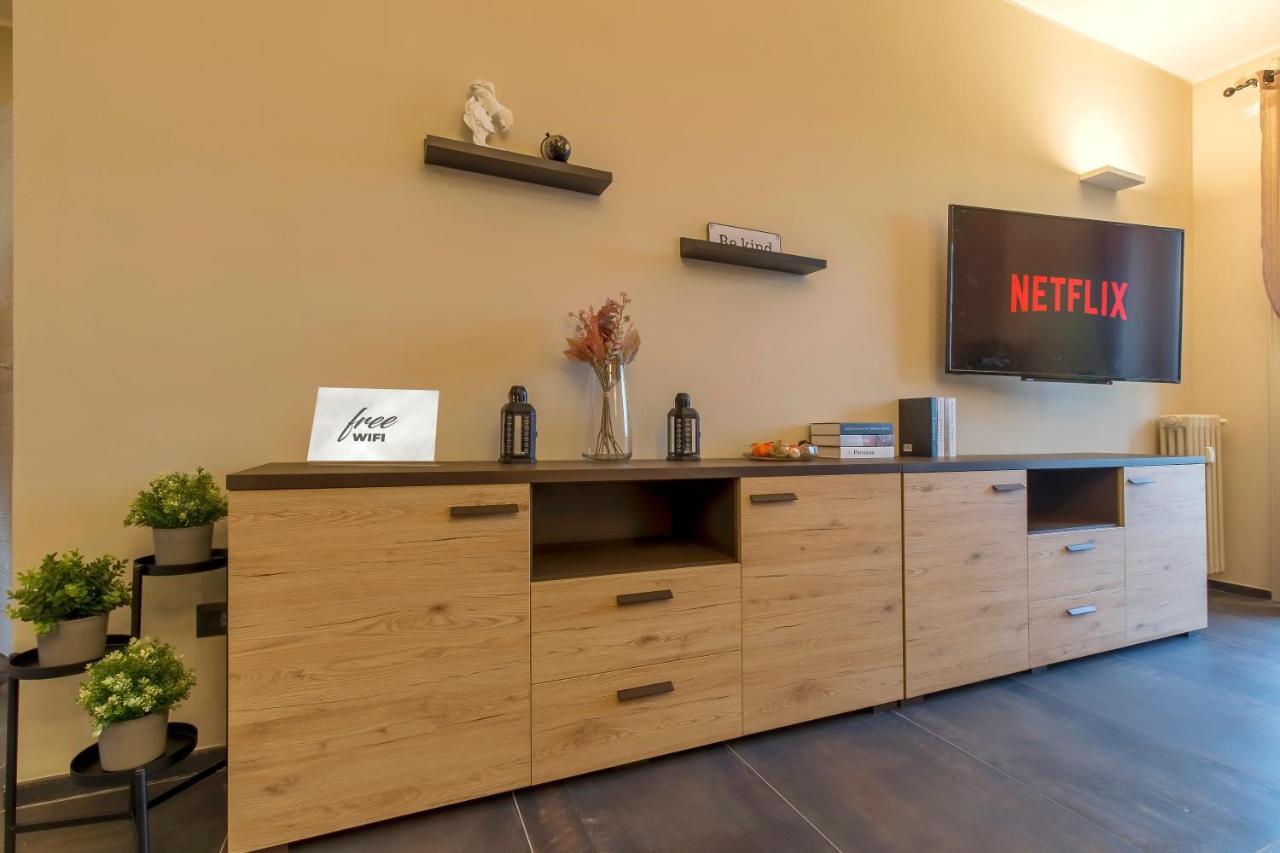 Modern & Bright 2 Bedroom Flat 50M From M4 Stop Milano Esterno foto
