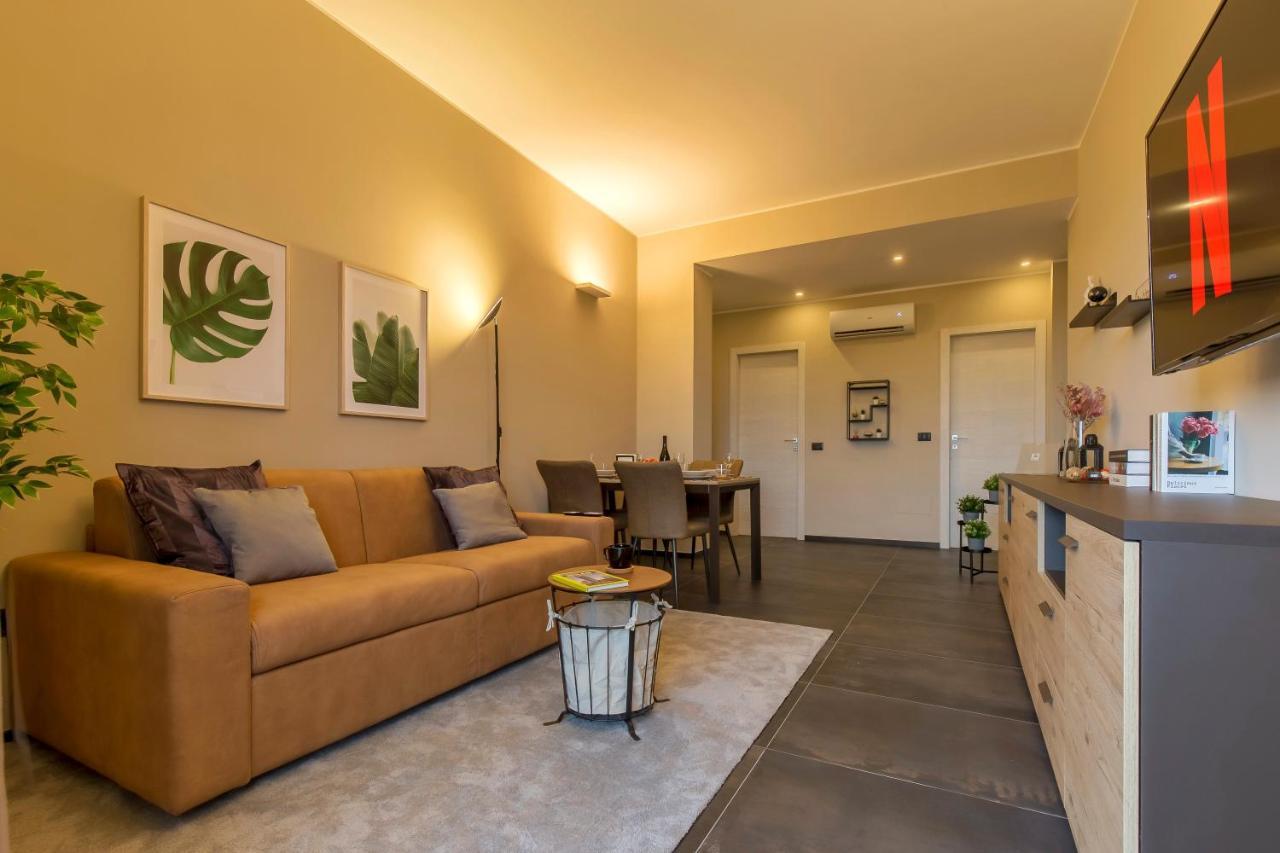 Modern & Bright 2 Bedroom Flat 50M From M4 Stop Milano Esterno foto