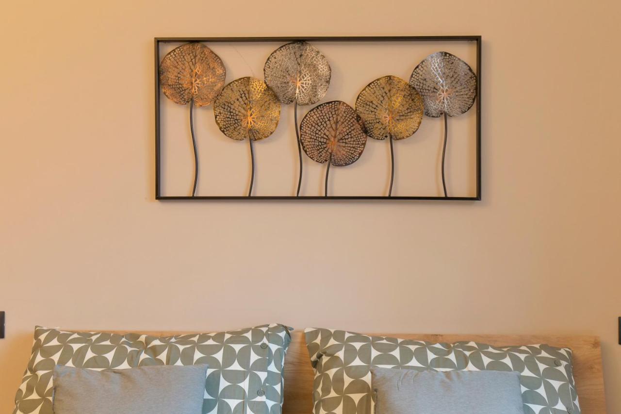 Modern & Bright 2 Bedroom Flat 50M From M4 Stop Milano Esterno foto